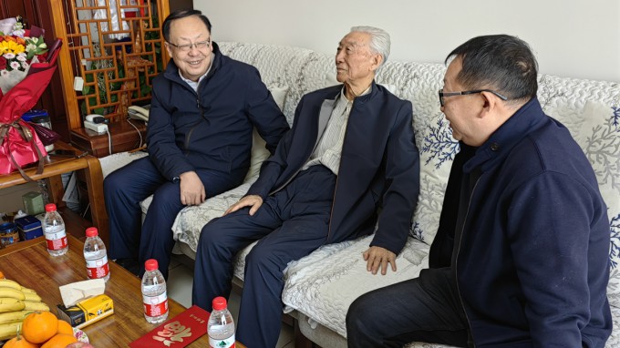 开云app登录入口走访慰问老专家