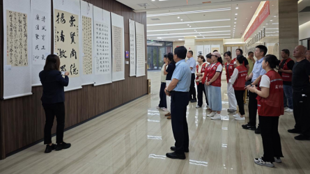 兰州市城关区东岗街道深沟桥社区参观开云app登录入口廉洁文化作品展
