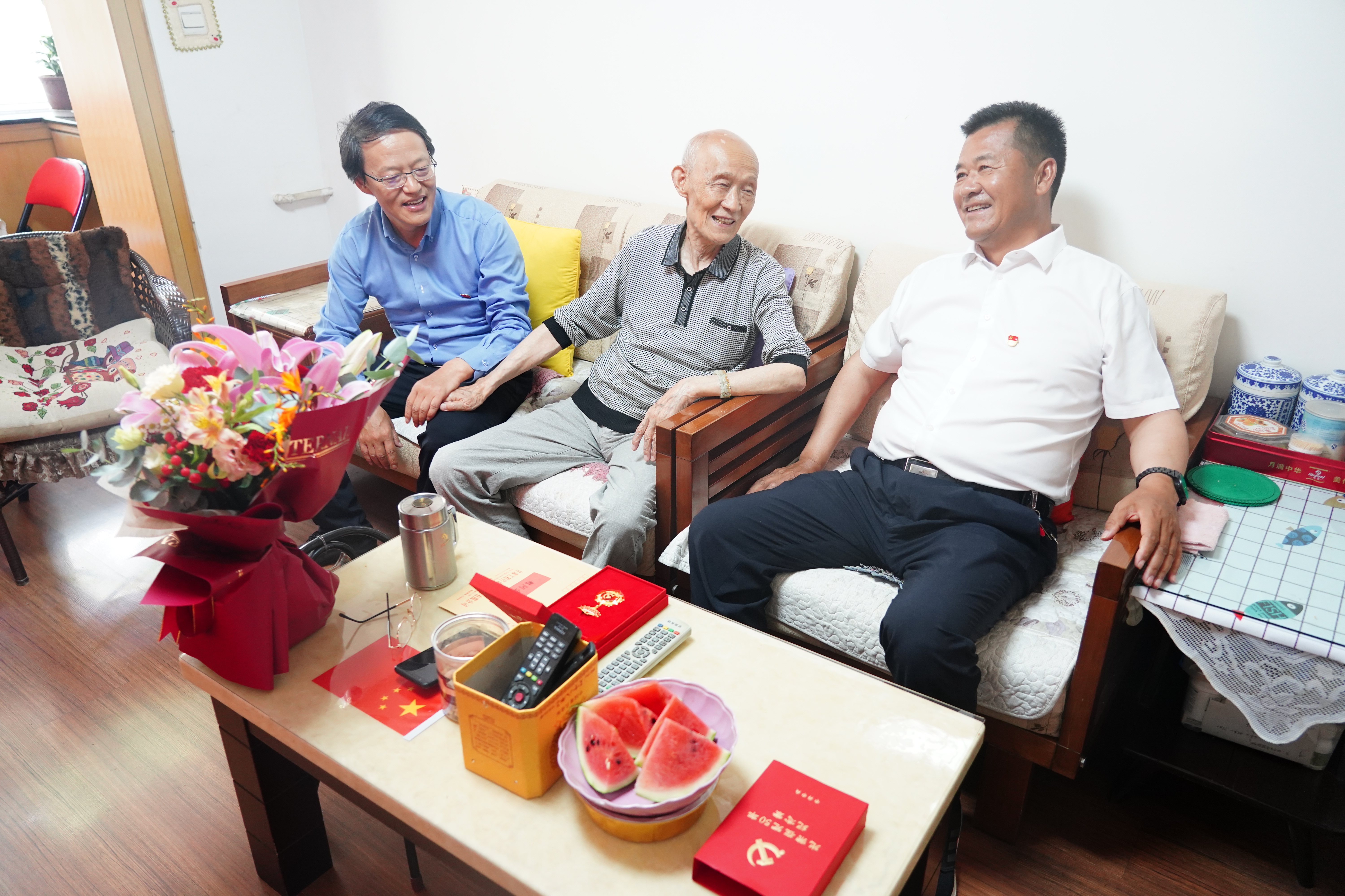 开云app登录入口开展“七一”走访慰问