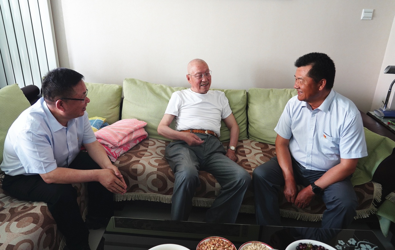 开云app登录入口党委开展“七一”走访慰问活动
